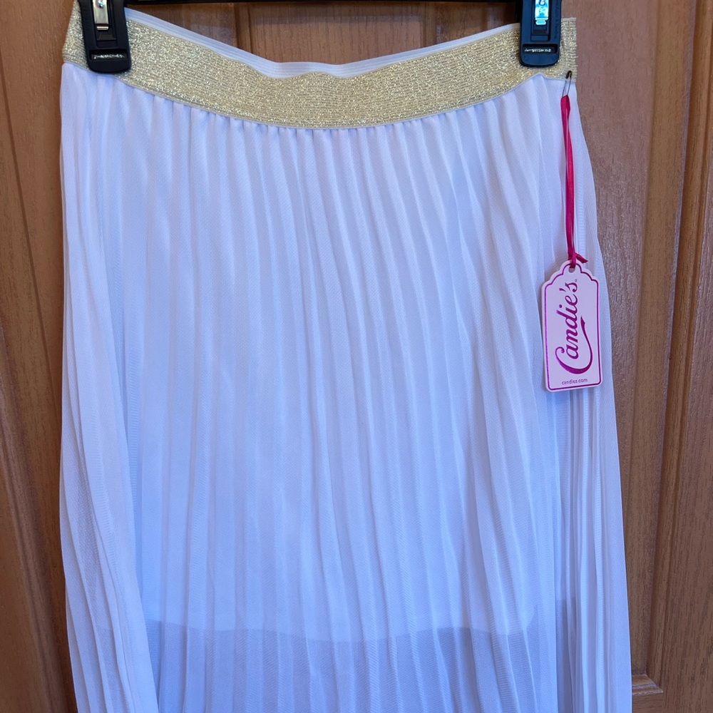 NWT Candie's Kohl’s White Pleated Bright White Skirt w/Gold Elastic Waistband